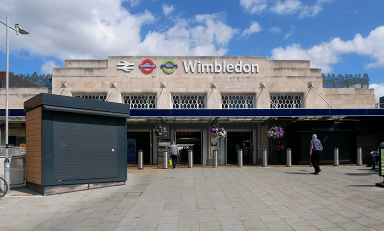 _Main_Entrance_to_Wimbledon_Railway_Station_(01)